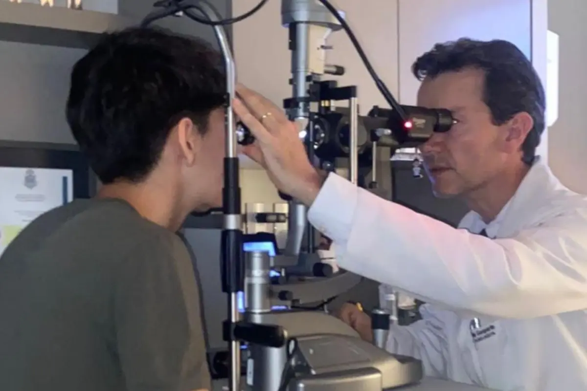 Dr Fabio Gasparin realizando exame de vista em Uberlândia